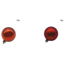Achtzehn rote Weihnachtskugeln aus Kunststoff