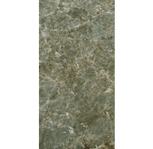 Detailansicht einer grünen Natursteinfliese mit Marmorierung