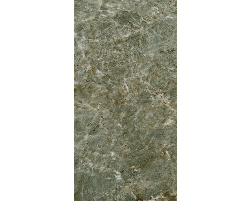 Detailansicht einer grünen Natursteinfliese mit Marmorierung