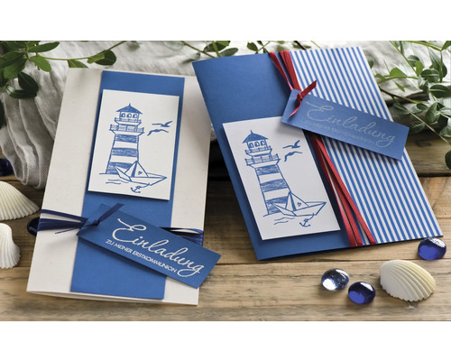 Zwei maritime Einladungskarten mit Leuchtturm, Boot und dem Schriftzug ''Einladung zu meiner Erstkommunion''.