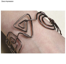 Armschmuck aus Draht am Handgelenk