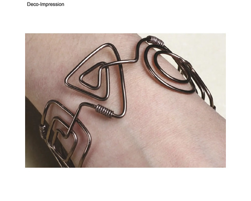 Armschmuck aus Draht am Handgelenk