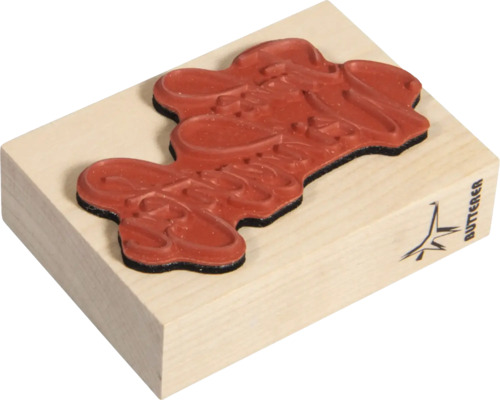 Holzstempel mit Schriftzug und Herstellerlogo