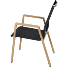 Holzstuhl mit Armlehnen und schwarzer Sitzfläche