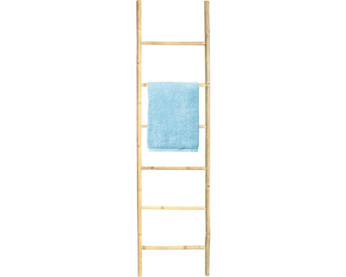 Badezimmer Szene mit Bambus Handtuchhalter und hellblauem Handtuch
