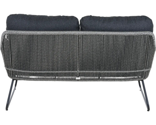 Rückansicht eines grauen Zweisitzer-Gartensofas mit geflochtener Rückseite und Kissen