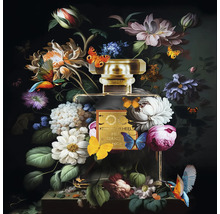 Parfümflasche umgeben von Blumen- und Tiermotiven