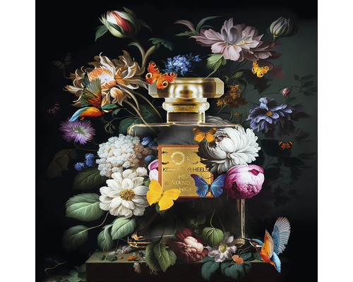 Parfümflasche umgeben von Blumen- und Tiermotiven