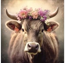 Porträt einer Kuh mit Blumenkranz auf dem Kopf