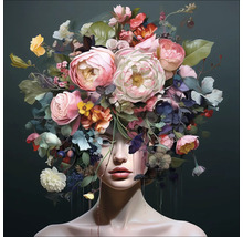 Porträt einer Frau mit Blumenschmuck im Haar.