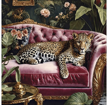 Szene mit einem Leoparden auf einem Sofa mit floralen Dekorationen