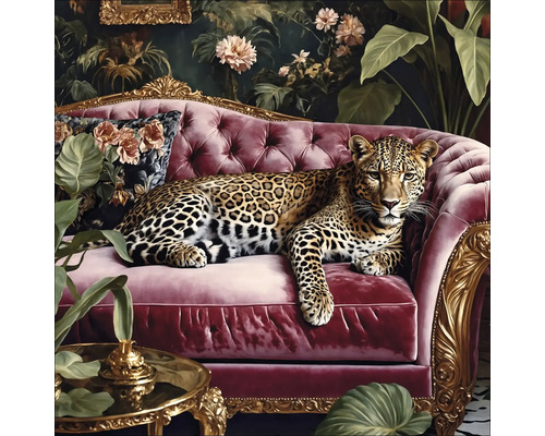 Szene mit einem Leoparden auf einem Sofa mit floralen Dekorationen