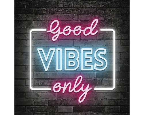 Leuchtreklame mit der Aufschrift Good Vibes Only an einer Ziegelwand