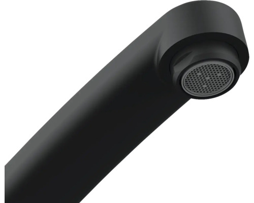 Detailansicht eines schwarzen Wasserhahn-Auslaufs