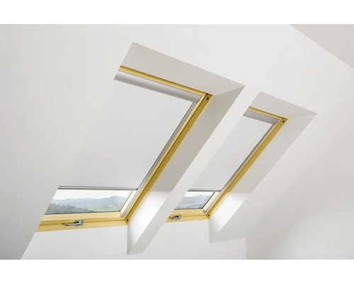 Zwei Dachfenster mit Jalousien in einem hellen Raum.