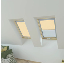 Zwei Dachfenster mit Rollos in einem hellen Dachzimmer