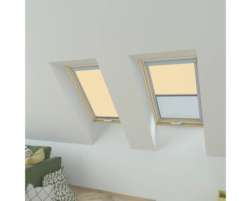 Zwei Dachfenster mit Rollos in einem hellen Dachzimmer