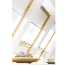 Dachfenster mit Jalousien in einem hellen Dachzimmer