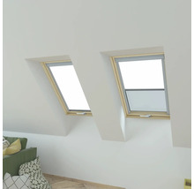 Zwei Dachfenster in einem hellen Raum