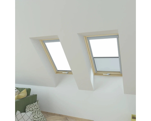 Zwei Dachfenster in einem hellen Raum