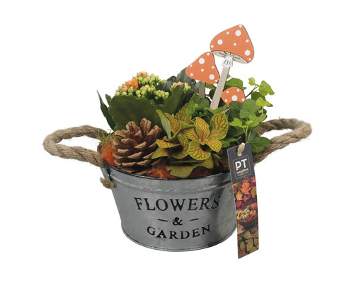 Blumenarrangement in einem Metalleimer mit der Aufschrift Blumen und Garten, zusammen mit dekorativen Pilzen und einem Tannenzapfen.