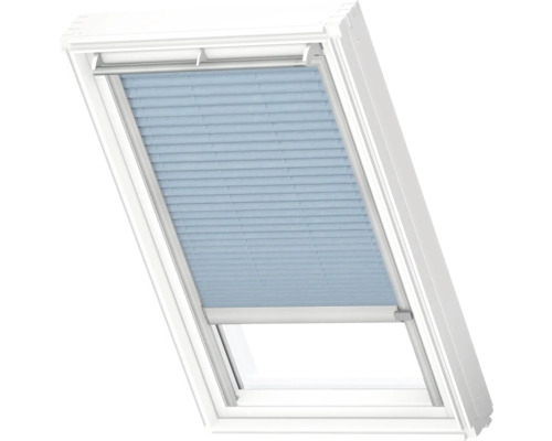 Dachfenster mit blauem Faltrollo zur Verdunkelung