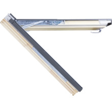 Dachfenster geöffnet mit Holzrahmen