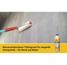 Auftragen von wasserverdünnbarem Tiefengrund mit Farbroller auf eine Wand neben einer Flasche Sikafloor-01 Primer