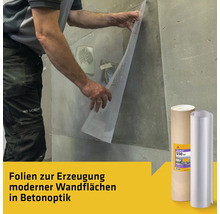 Mann bringt Folie auf Betonwand an, SikaWall 550 Folienrolle im Vordergrund