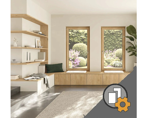 Wohnraum mit zwei Holzfenstern und Blick in den Garten Wohnraum mit zwei Holzfenstern und Blick in den Garten