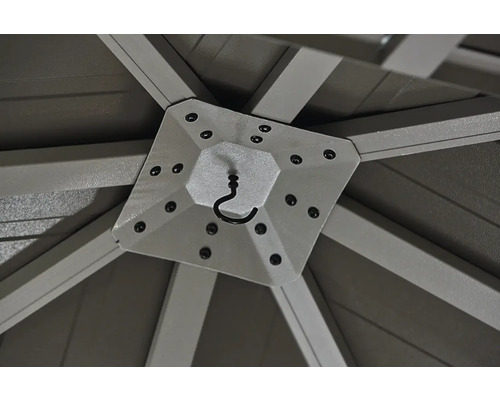 Detailaufnahme der Pavillon-Innenkonstruktion mit Haken