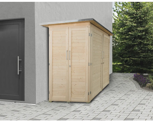 Holzschrank für den Außenbereich mit Flügeltüren und Metallgriffen neben einer Tür