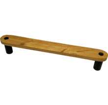 Holztreppengeländer mit schwarzen Halterungen
