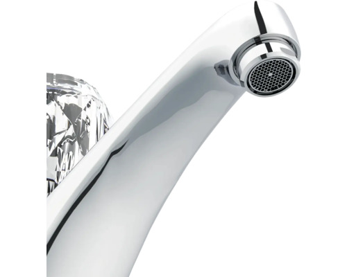 Glänzender Wasserhahn aus Metall mit kristallähnlichem Griff