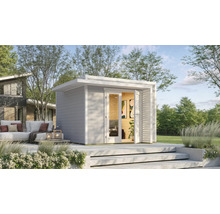 Modernes Gartenhaus mit offen stehenden Flügeltüren auf einer Terrasse