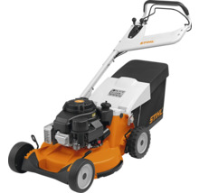 Benzinrasenmäher mit Fangkorb der Marke Stihl
