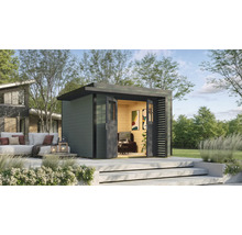 Gartenhaus mit geöffneten Doppeltüren, Terrasse und Gartenmöbeln in einer Gartenszene.