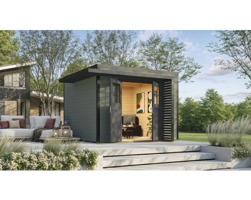 Gartenhaus mit geöffneten Doppeltüren, Terrasse und Gartenmöbeln in einer Gartenszene.