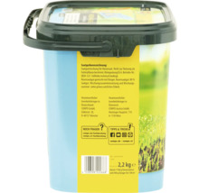 Rasensamenmischung mit Dünger im Eimer mit einem Gewicht von 2,2 Kilogramm.