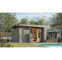 Gartenhaus mit offenstehenden Doppeltüren neben einem Swimmingpool