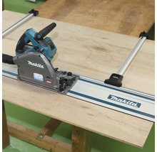 Makita Tauchsäge mit Führungsschiene auf einem Holztisch