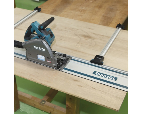 Makita Tauchsäge mit Führungsschiene auf einem Holztisch