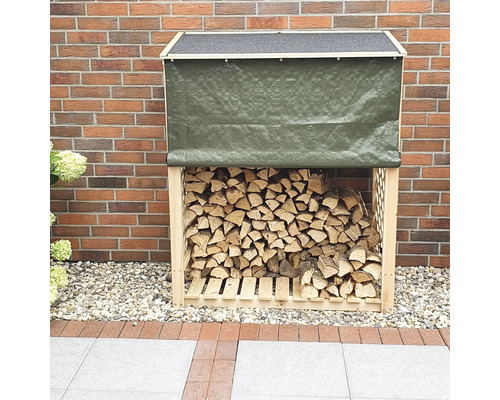 Holzlager mit Holz, Dach und Plane