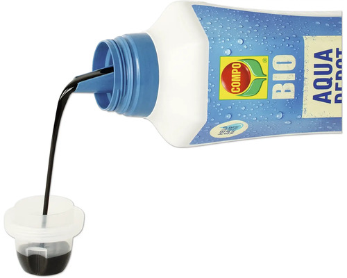 Compo Bio Aqua Depot Flüssigdünger wird in einen Messbecher gegossen