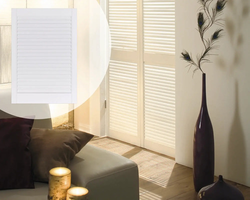 Zimmer mit weißen Fensterläden, Sofa, Kissen und Dekoration