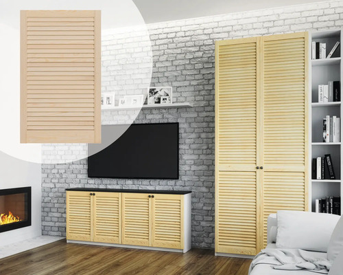 Holztür mit Lamellenstruktur in einem Wohnzimmer