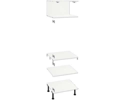 Auf dem Bild sind weiße Unterschränke mit Beschlägen und schwarzen Füßen zu sehen.