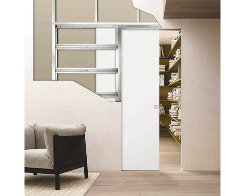ECLISSE Wandbündiges Schiebetürsystem SYNTESIS LINE Einzelflügel für CW75 Schiebetürmaß Holztürblatt 735 mm x 2110 mm Wohnraum mit Schiebetürsystem, geöffnet zu einem Bücherregal