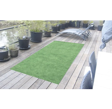Grüner Kunstrasen auf einer Holzterrasse mit Pflanzgefäßen und Liegestuhl.