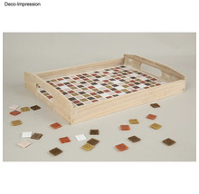 Holztablett mit Mosaikmuster und einzelnen Mosaiksteinen